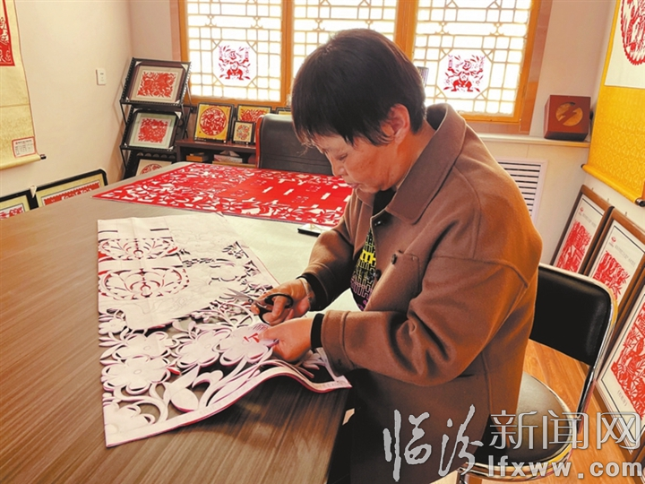 刘林翠在进行剪纸创作.jpg