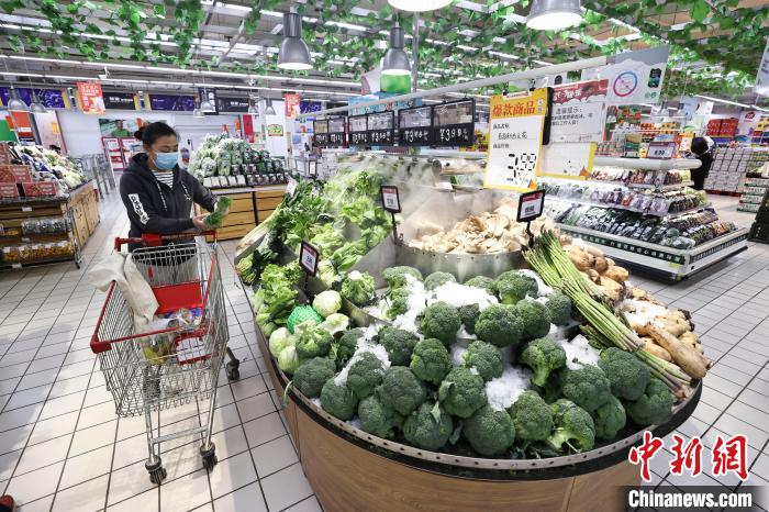 30年间,购物方式从“手推车”到“一键购”,美特好见证着山西超市经济的变迁。 张云 摄