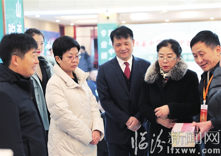 侯马市委副书记、市长尹明星与省、市部门负责人参观侯马市中成药和医疗器械展品.jpg