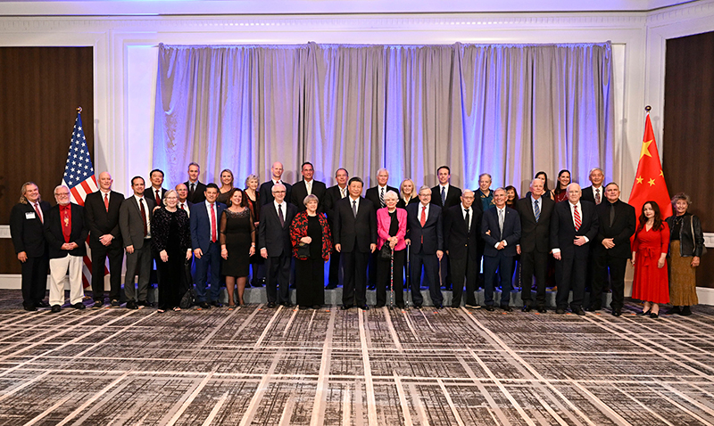 2024011017473422767.jpg 这是美国友好团体联合欢迎宴会开始前,习近平主席会见飞虎队和史迪威将军后人、鼓岭、艾奥瓦州、华盛顿州等方面友好人士代表,同他们亲切交谈并合影留念。