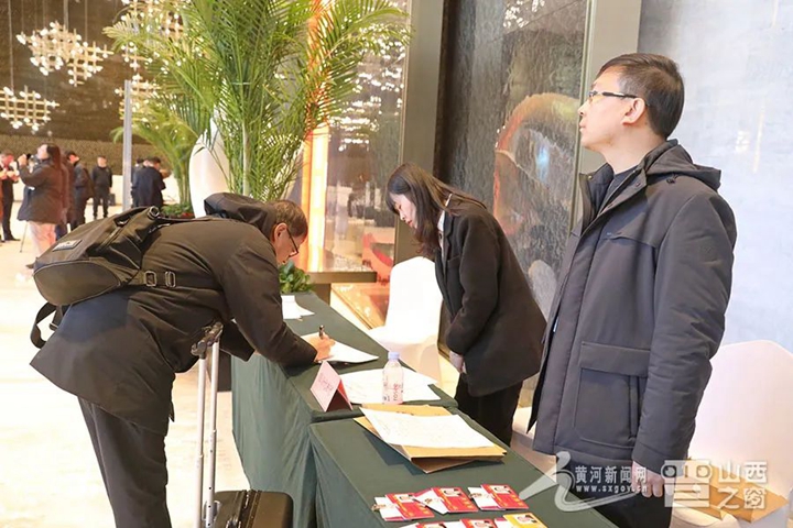 临汾代表团人大代表在签到.jpg