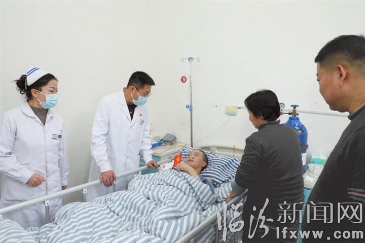 闫双勇带领医护人员慰问患者.jpg