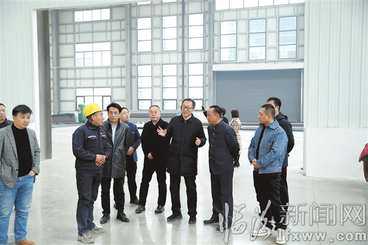 临汾经济开发区党工委书记、管委会主任白建成陪同来访企业代表参观甘亭新型工业园区.jpg