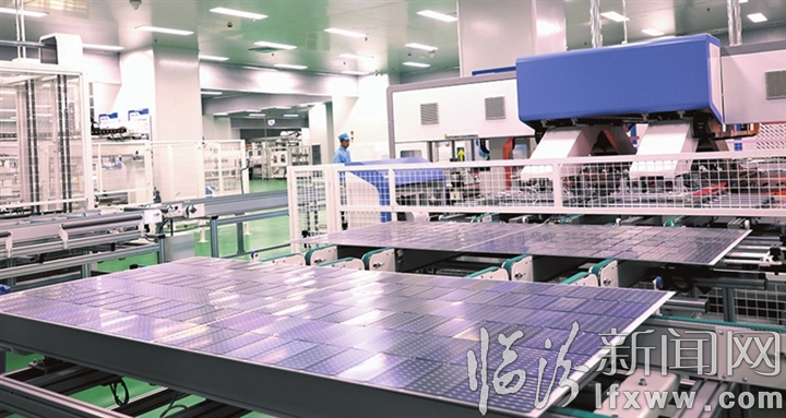 我市首片高效光伏组件在临汾经济开发区晶旭新能源生产基地成功下线.jpg