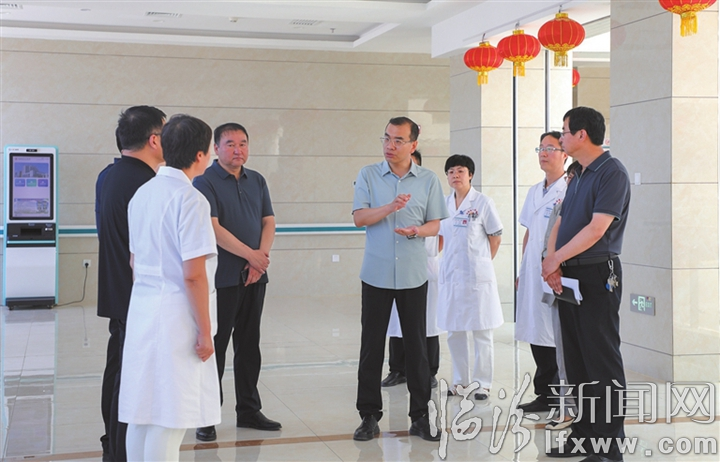 霍俊波在县人民医院调研.jpg