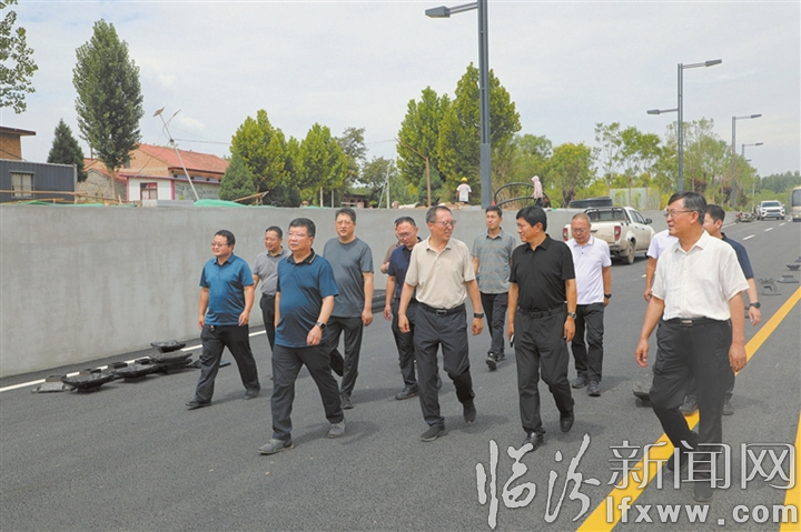 临汾经济开发区党工委、管委会班子成员在甘亭工业园南外环道路西延工程现场调研.jpg