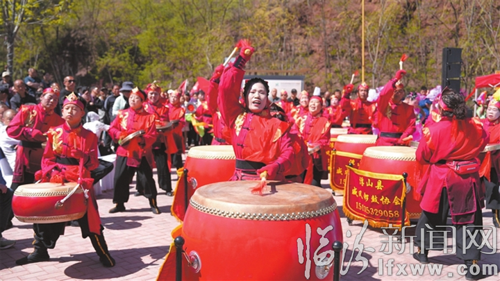 威风锣鼓 铿锵助威.jpg