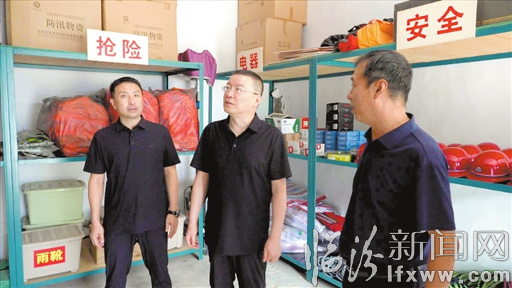 曲沃县委书记吴滨检查防汛物资储备情况.jpg