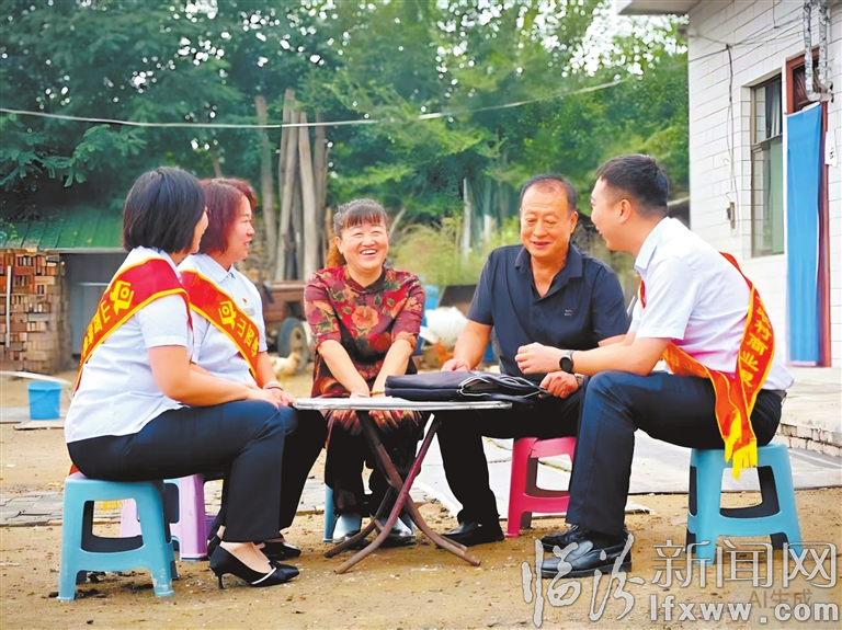 进村入户问民需求.jpg