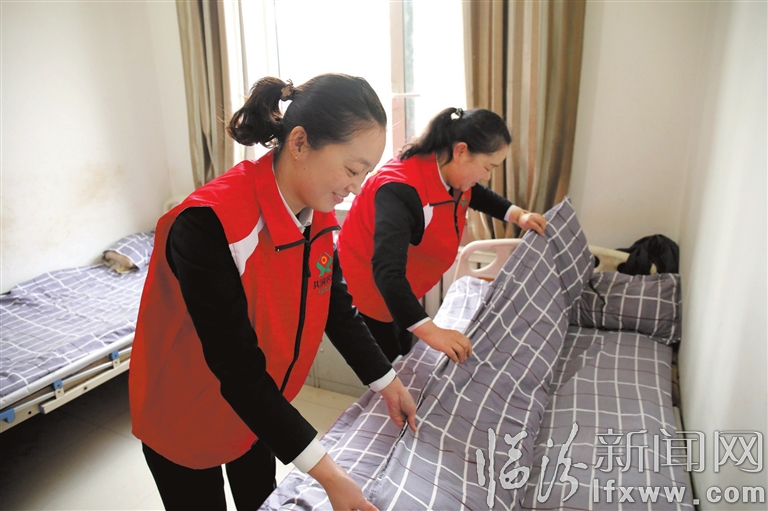 奉献爱心开展志愿活动.jpg
