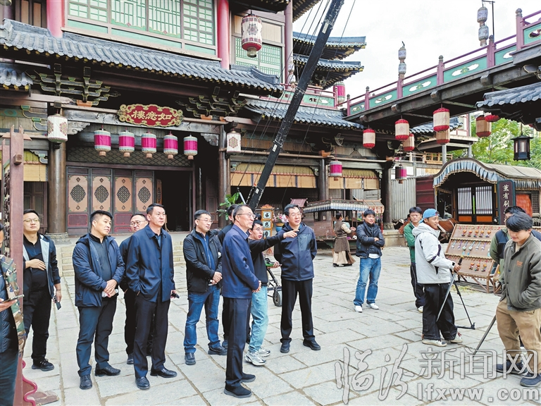 临汾经济开发区党工委书记、管委会主任白建成在横店影城考察.jpg