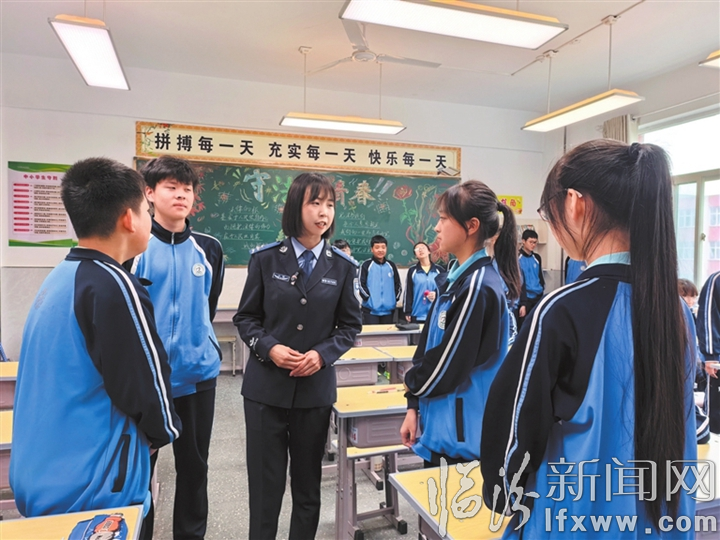 “班警”面对面与孩子们谈心.jpg