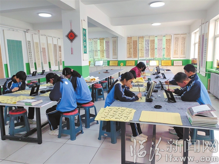 师生们沉浸于兴趣研习.jpg