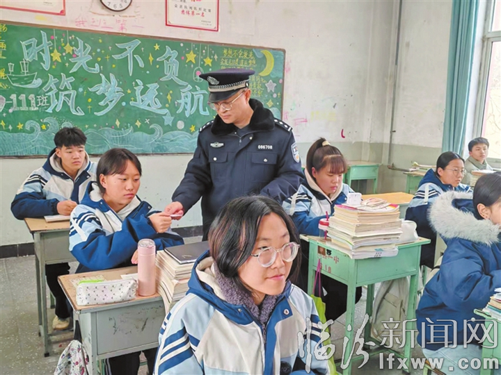 “班警”向学生发放联系卡.jpg