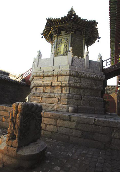 当地知名人士捐赠修复了铜殿