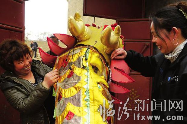 舞龙队员整理龙头