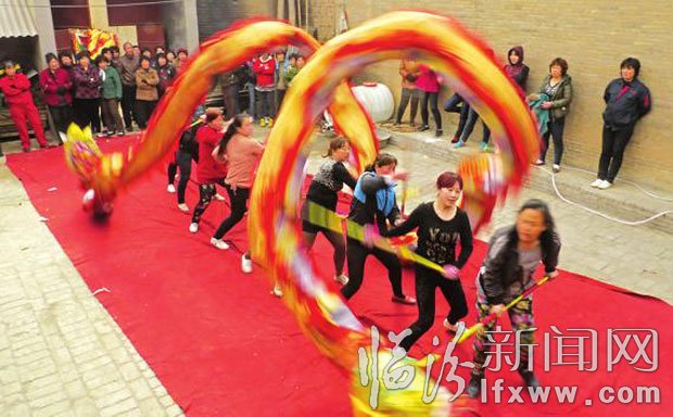 舞龙队正在紧张训练