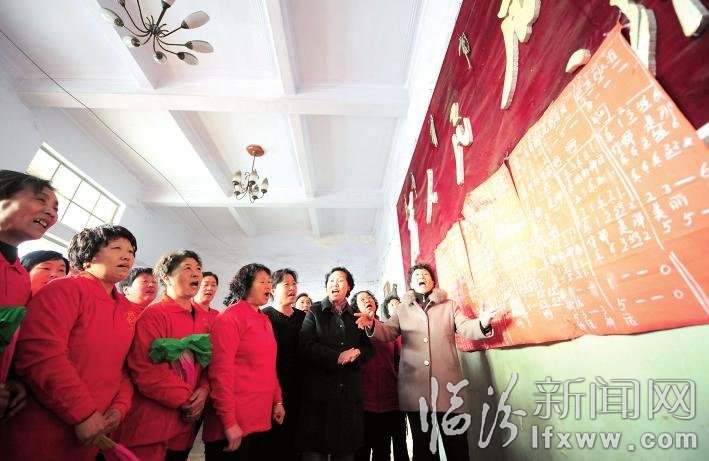 队员们学唱“平阳花”团歌。