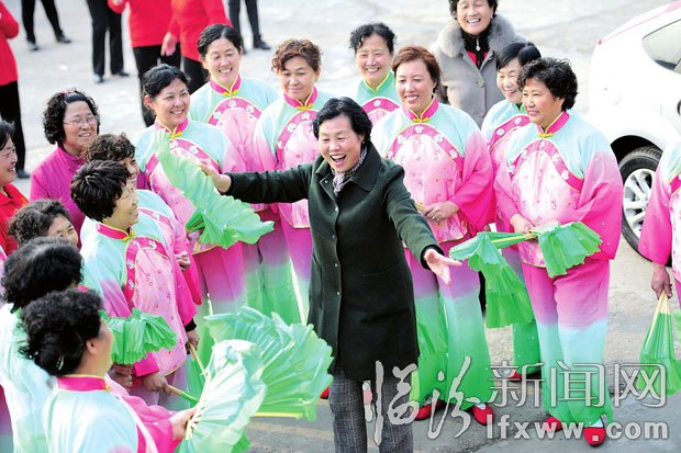 郭艳香在临纺社区组织队员排练节目。