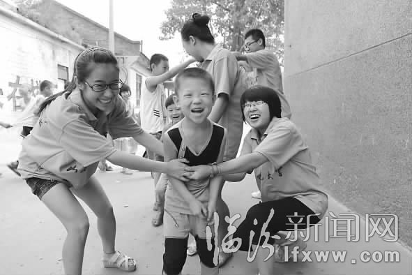 留守儿童与志愿者玩的很开心