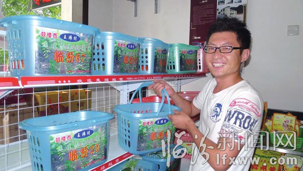 尧都居民在专供点领取蔬菜。