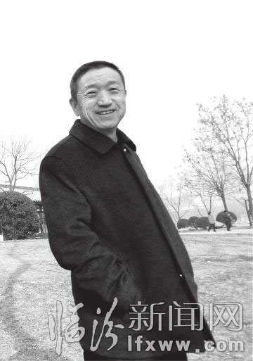 薛效东，1944年生于孝义，斋号永安居，自由画者。自幼耽情绘事，勤学不辍，近年受赵亭人先生指导，专攻传统水墨山水画。