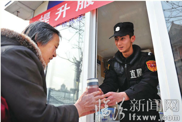 为过往群众提供热水服务