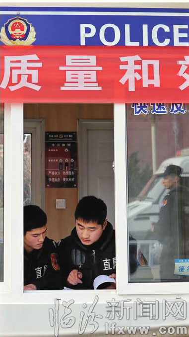 民警在工作站内处理警务