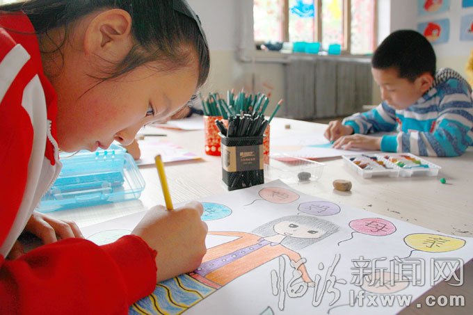 5月10日，洪洞县的几名小学生用画笔描绘出他们心目中“妈妈”的形象。王培基 摄