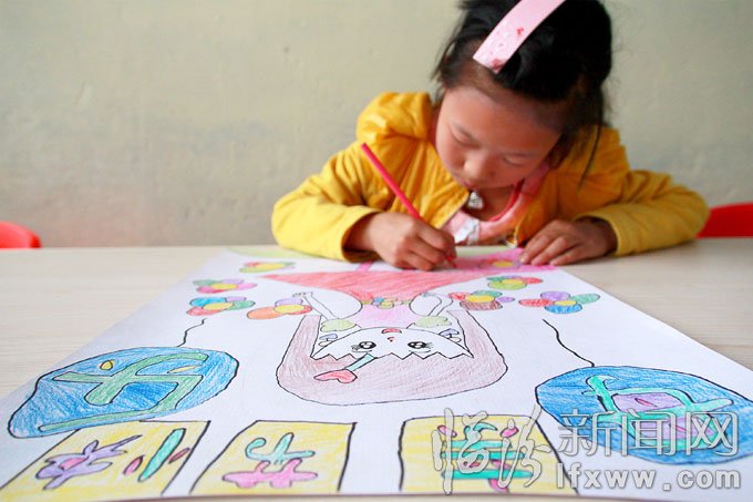 5月10日，洪洞县的几名小学生用画笔描绘出他们心目中“妈妈”的形象。王培基 摄