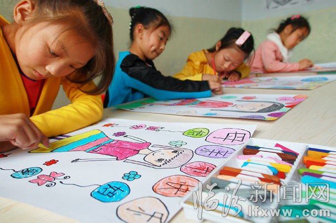 5月10日，洪洞县的几名小学生用画笔描绘出他们心目中“妈妈”的形象。王培基 摄