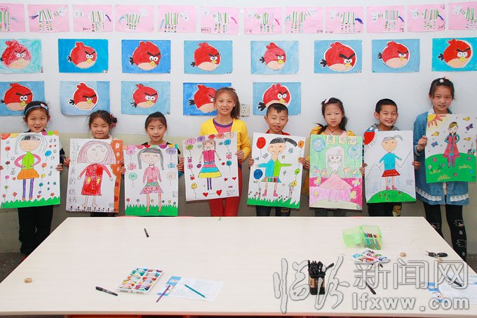 5月10日，洪洞县的几名小学生在展示他们的画作。王培基 摄