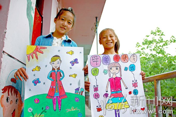 5月10日，洪洞县的几名小学生在展示他们的画作。王培基 摄