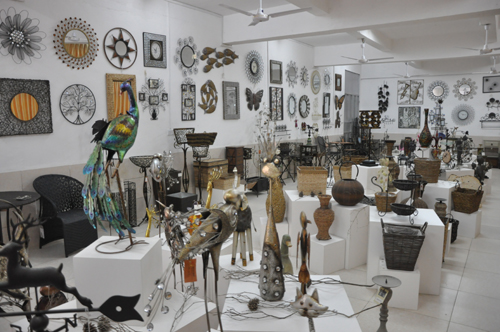 2.3陈清河带客人参观劳模创新工作基地展览室