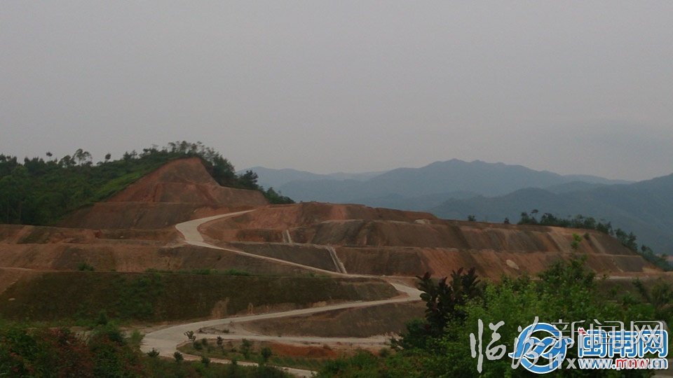 未进行崩岗治理的山坡 副本