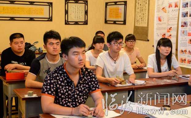 同学们认真听课