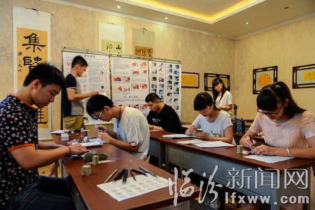 学生们仔细雕琢印章