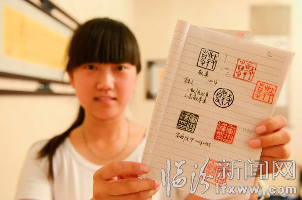 学生向记者展示自己的篆刻作品