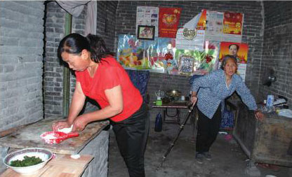 帮扶人正在给帮扶对象做饭