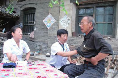 医护人员给帮扶对象进行体检