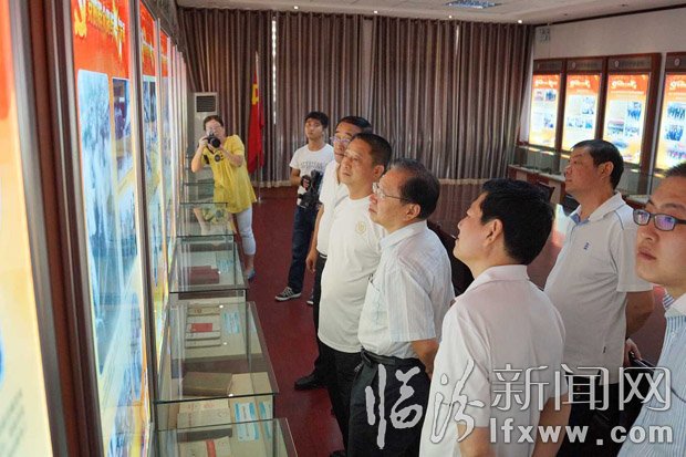 图为梁志祥组长（右三）在市委书记陈纲（右四）、市长崔山原（右二）、市委常委、组织部长周文伟陪同下观看展览。