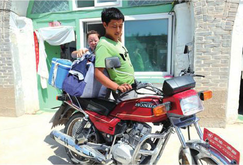 每次出诊，他都背着许多药品