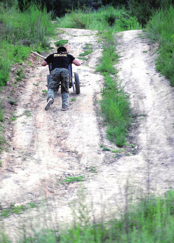 孙涛搬运建大棚的砖头