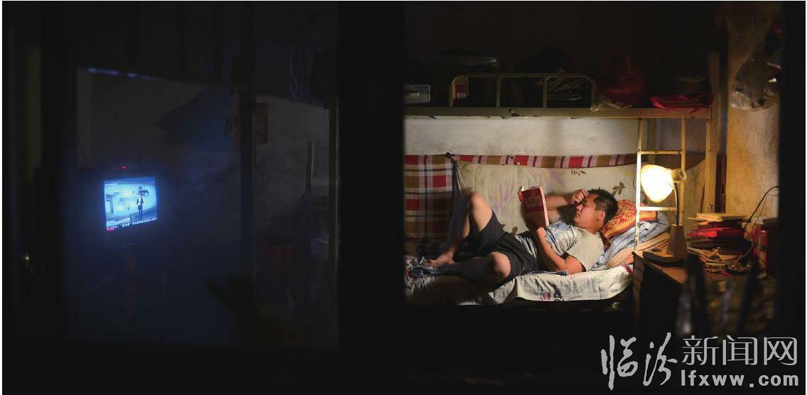 孙涛在阅读《我是大学生村党代表》先进事迹