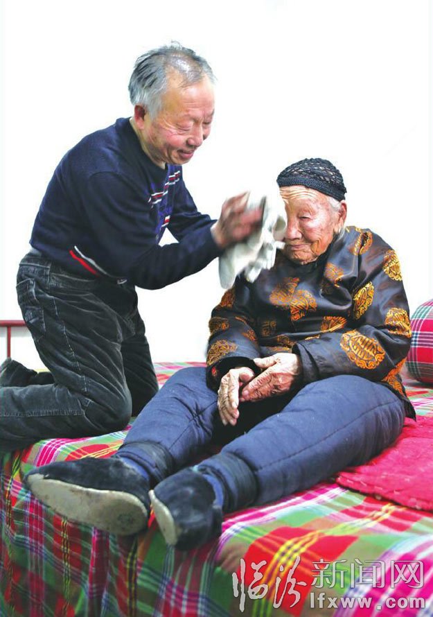 孩子帮老人洗脸