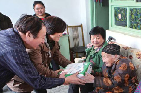 爱心人士前来看望老人