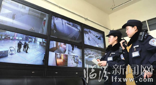 张靖兰和吕聪聪在大屏幕前查看车站动态