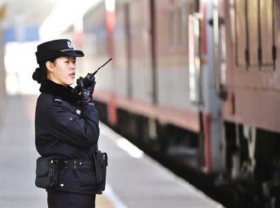 张靖兰在临汾火车站站台接送列车