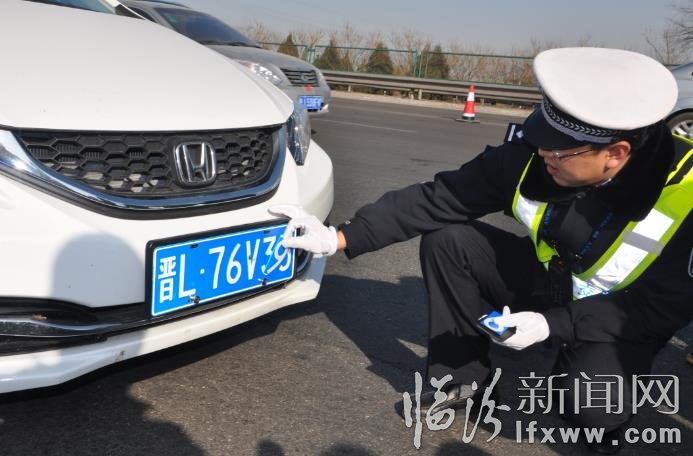 五大队民警查获编造号牌违法行为