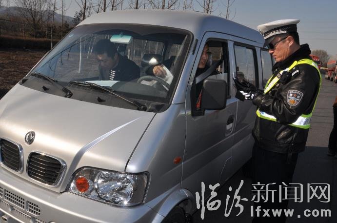 五大队队长许鹏带队查巡违章车辆